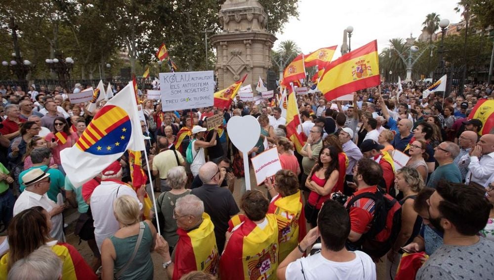 Concentración de apoyo a la mujer agredida cuando retiraba lazos amarillos en Barcelona