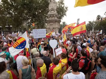 Concentración de apoyo a la mujer agredida cuando retiraba lazos amarillos en Barcelona Concentración de apoyo a la mujer agredida cuando retiraba lazos amarillos en Barcelona