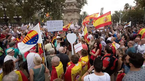 Concentración de apoyo a la mujer agredida cuando retiraba lazos amarillos en Barcelona Concentración de apoyo a la mujer agredida cuando retiraba lazos amarillos en Barcelona