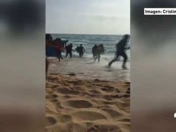 Una patera con decenas de menores de edad desembarca en la playa de Conil de la Frontera