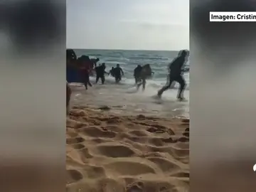 Una patera con decenas de menores de edad desembarca en la playa de Conil de la Frontera Una patera con decenas de menores de edad desembarca en la playa de Conil de la Frontera