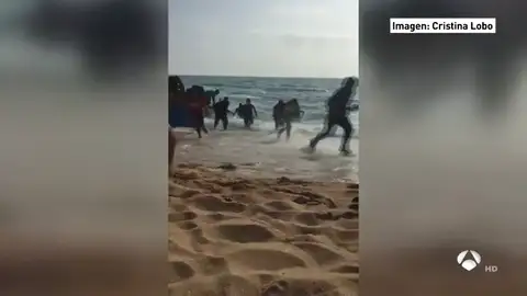 Una patera con decenas de menores de edad desembarca en la playa de Conil de la Frontera Una patera con decenas de menores de edad desembarca en la playa de Conil de la Frontera