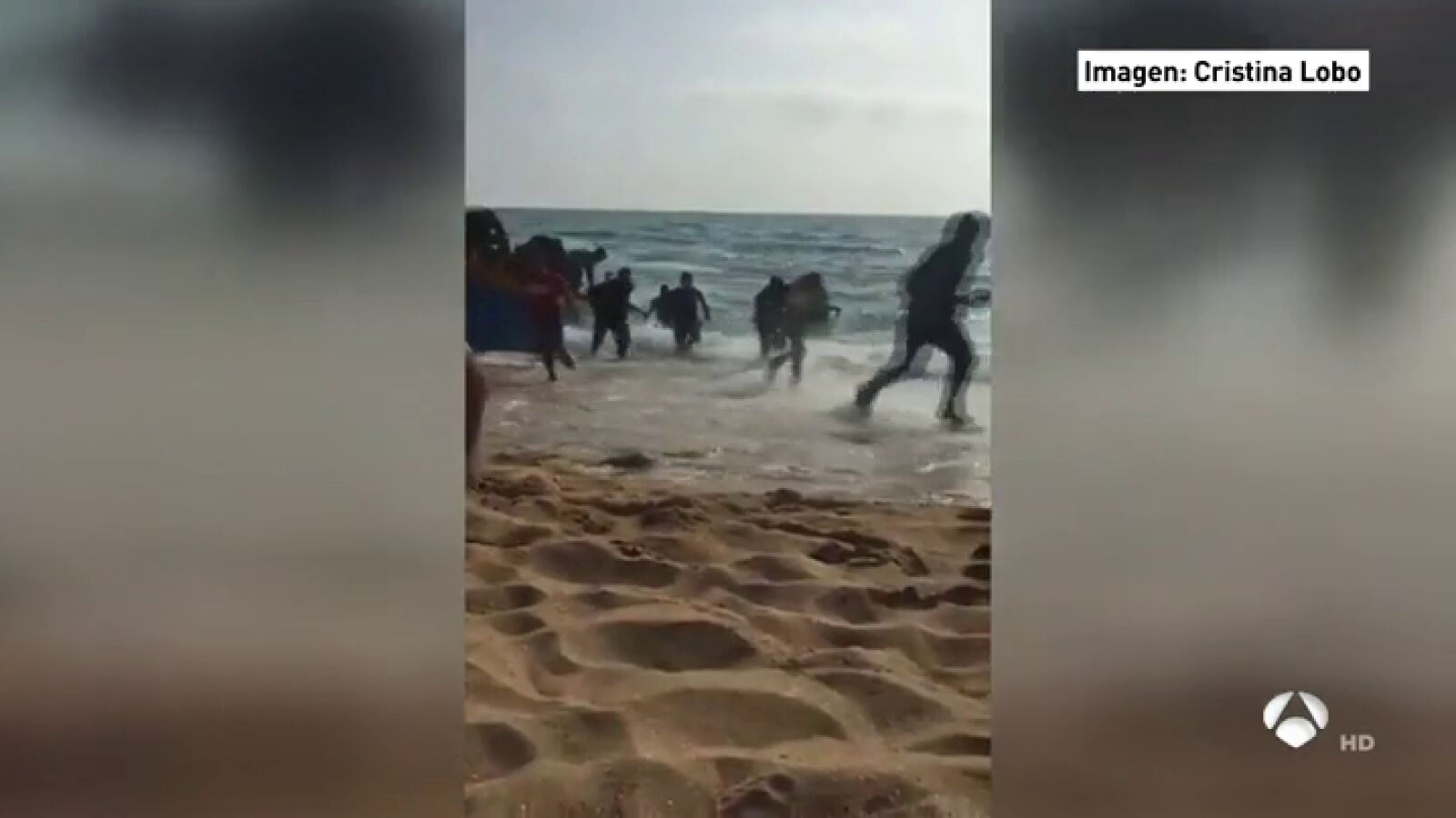 Una patera con decenas de menores de edad desembarca en la playa de Conil de la Frontera