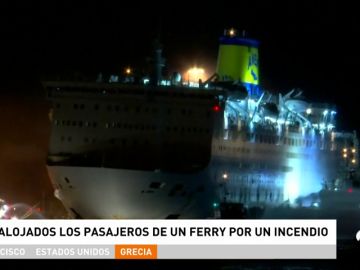 Un ferry con más de 1.000 pasajeros atraca en el puerto de El Pireo, en Grecia, tras un incendio