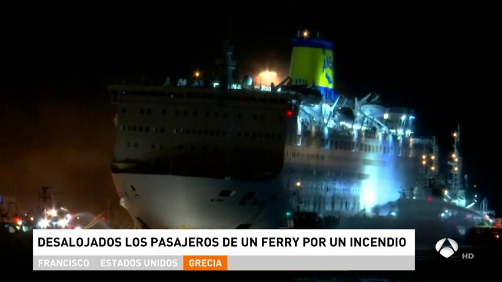 Un ferry con más de 1.000 pasajeros atraca en el puerto de El Pireo, en Grecia, tras un incendio