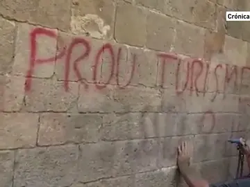 Pintada contra el turismo en la Catedral de Barcelona. Pintada contra el turismo en la Catedral de Barcelona.