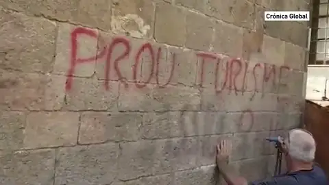 Pintada contra el turismo en la Catedral de Barcelona. Pintada contra el turismo en la Catedral de Barcelona.