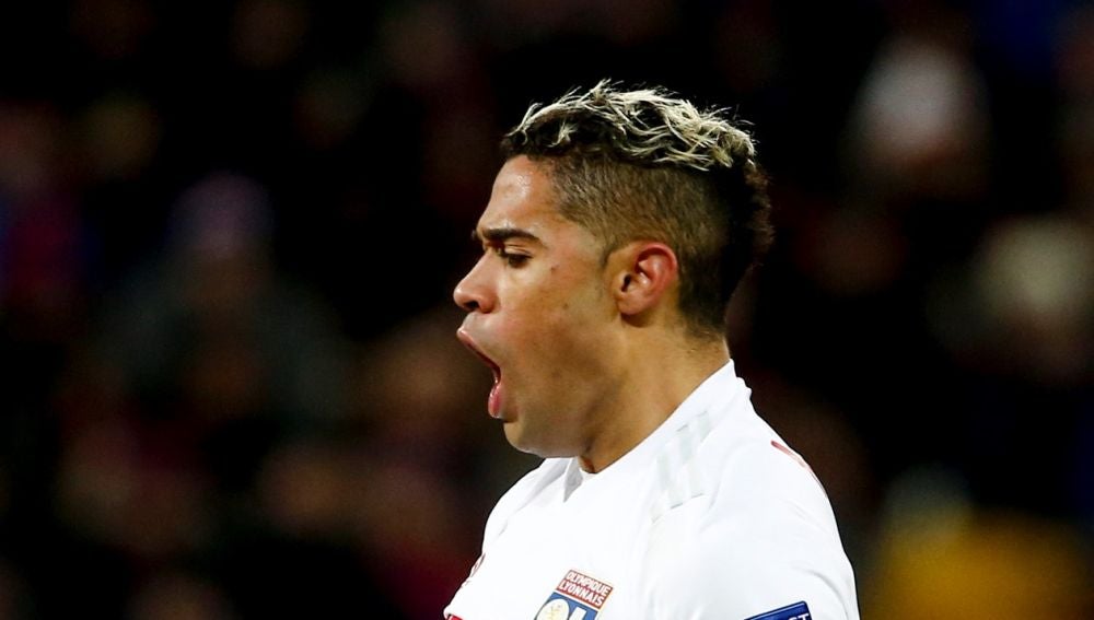 Mariano Díaz celebrando un gol con el Lyon
