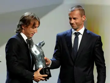 Ceferin entrega a Modric el premio a mejor jugador del año Ceferin entrega a Modric el premio a mejor jugador del año