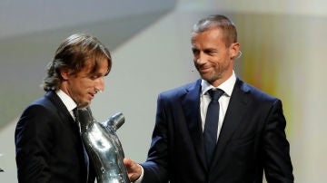 Ceferin entrega a Modric el premio a mejor jugador del año