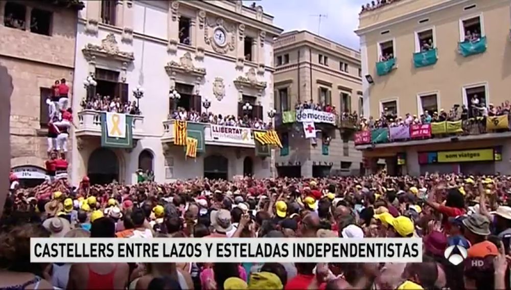 La Diada castellera en Vilafranca del Panadés, una de las fiestas más populares de Cataluña, entre lazos y esteladas independentista