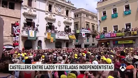 La Diada castellera en Vilafranca del Panadés, una de las fiestas más populares de Cataluña, entre lazos y esteladas independentista La Diada castellera en Vilafranca del Panadés, una de las fiestas más populares de Cataluña, entre lazos y esteladas independentista