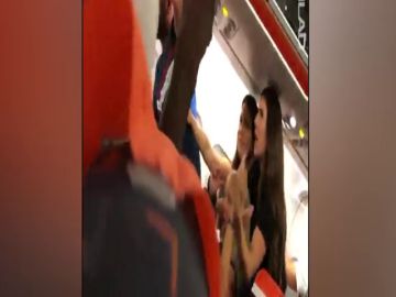 Una mujer la lia a bordo de un avión y enseña sus pechos destino a Ibiza. 