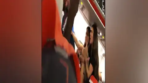 Una mujer la lia a bordo de un avión y enseña sus pechos destino a Ibiza. Una mujer la lia a bordo de un avión y enseña sus pechos destino a Ibiza.