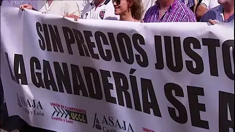 Los ganaderos denuncian la venta de la leche por debajo de los costes de producción Los ganaderos denuncian la venta de la leche por debajo de los costes de producción