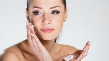 Mujer aplicándose crema