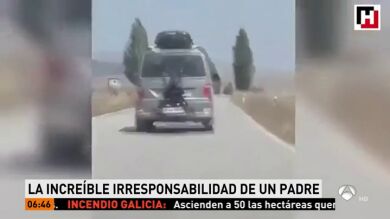 Detienen a un hombre por llevar a su hija atada al portabicicletas de su furgoneta