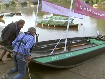 Un barco fabricado con plástico reciclable navega por el Támesis Un barco fabricado con plástico reciclable navega por el Támesis