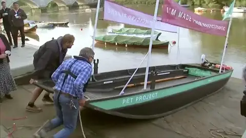 Un barco fabricado con plástico reciclable navega por el Támesis Un barco fabricado con plástico reciclable navega por el Támesis