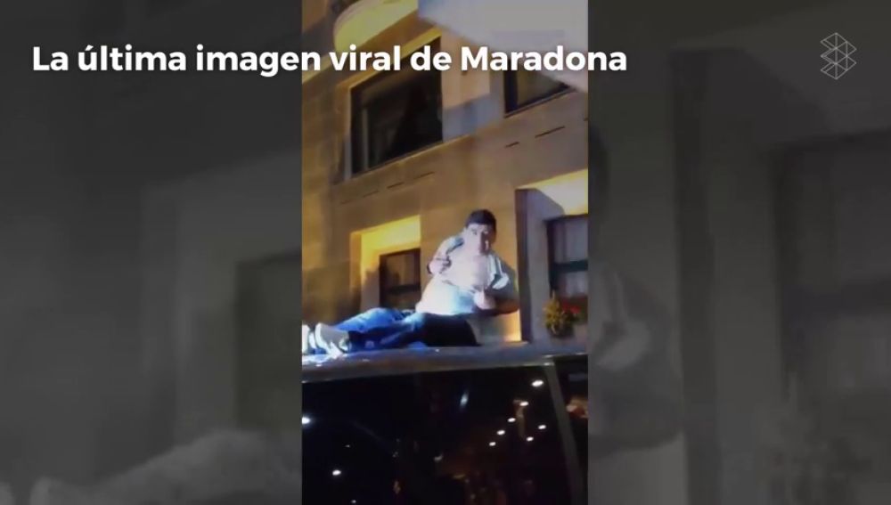 Maradona la vuelve a liar: le cantan, se sube a un coche y... ¡muestra el pecho!