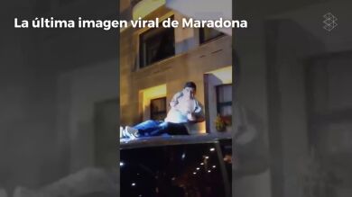 Maradona la vuelve a liar: le cantan, se sube a un coche y... ¡muestra el pecho!