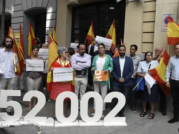 Guardias civiles ante el Ministerio del Interior Guardias civiles ante el Ministerio del Interior