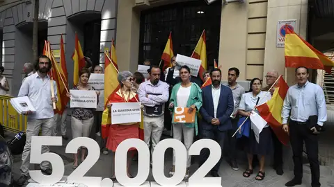 Guardias civiles ante el Ministerio del Interior Guardias civiles ante el Ministerio del Interior