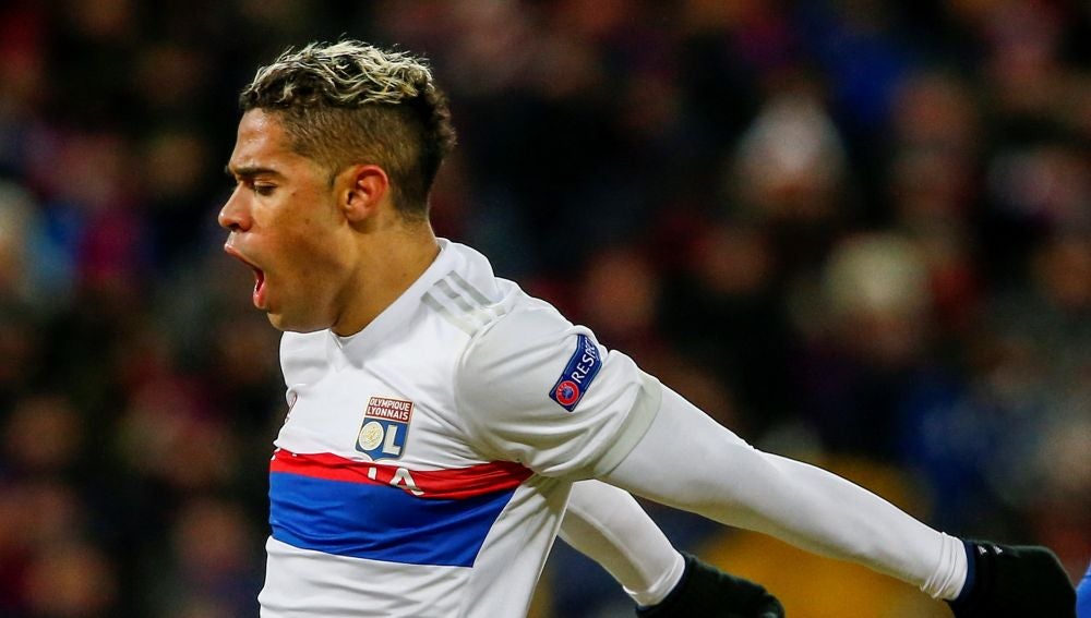 Mariano celebra un gol con el Olympique de Lyon