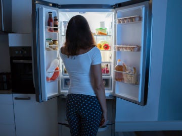 Mujer frente a frigorífico