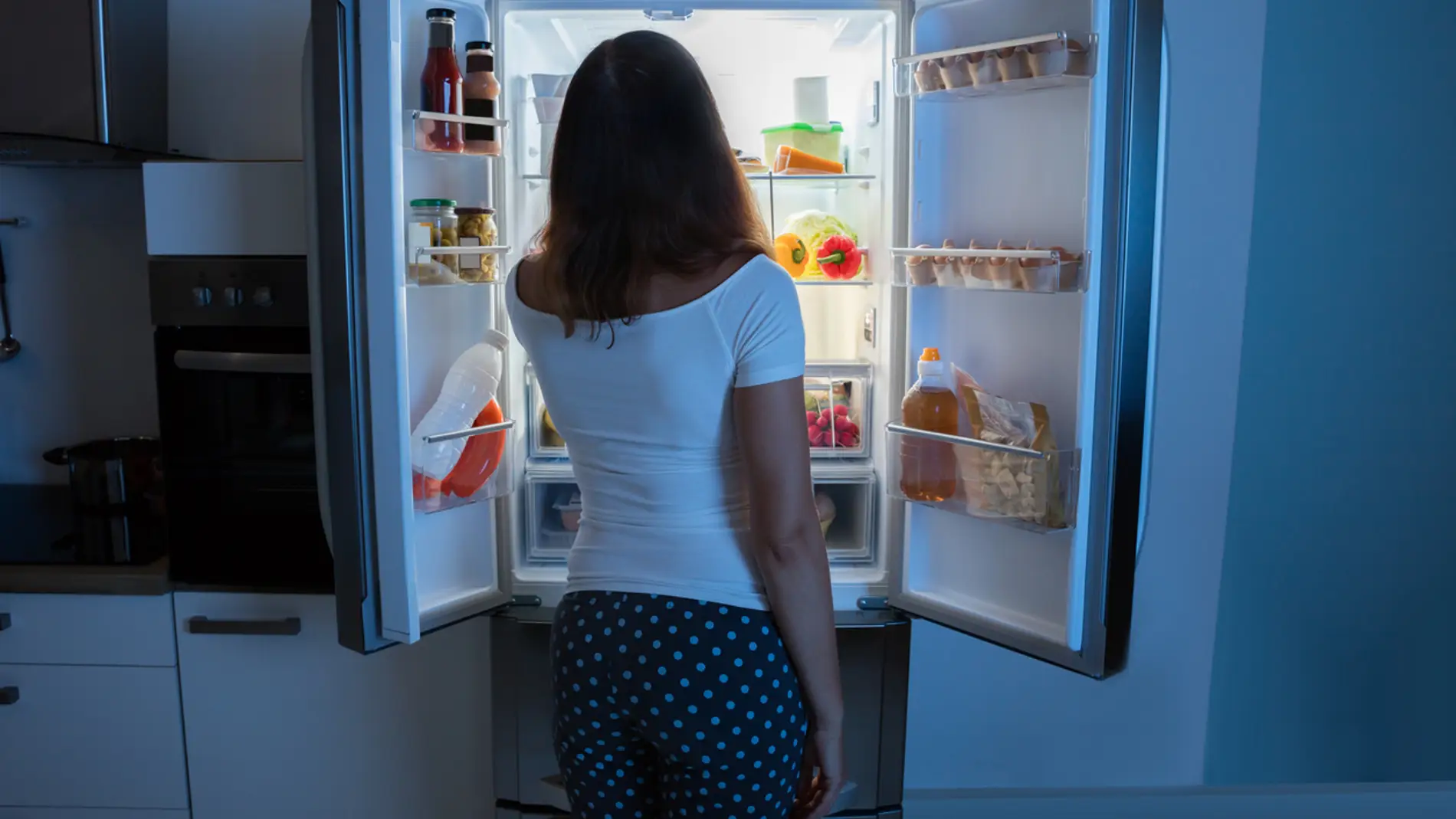 Mujer frente a frigorífico