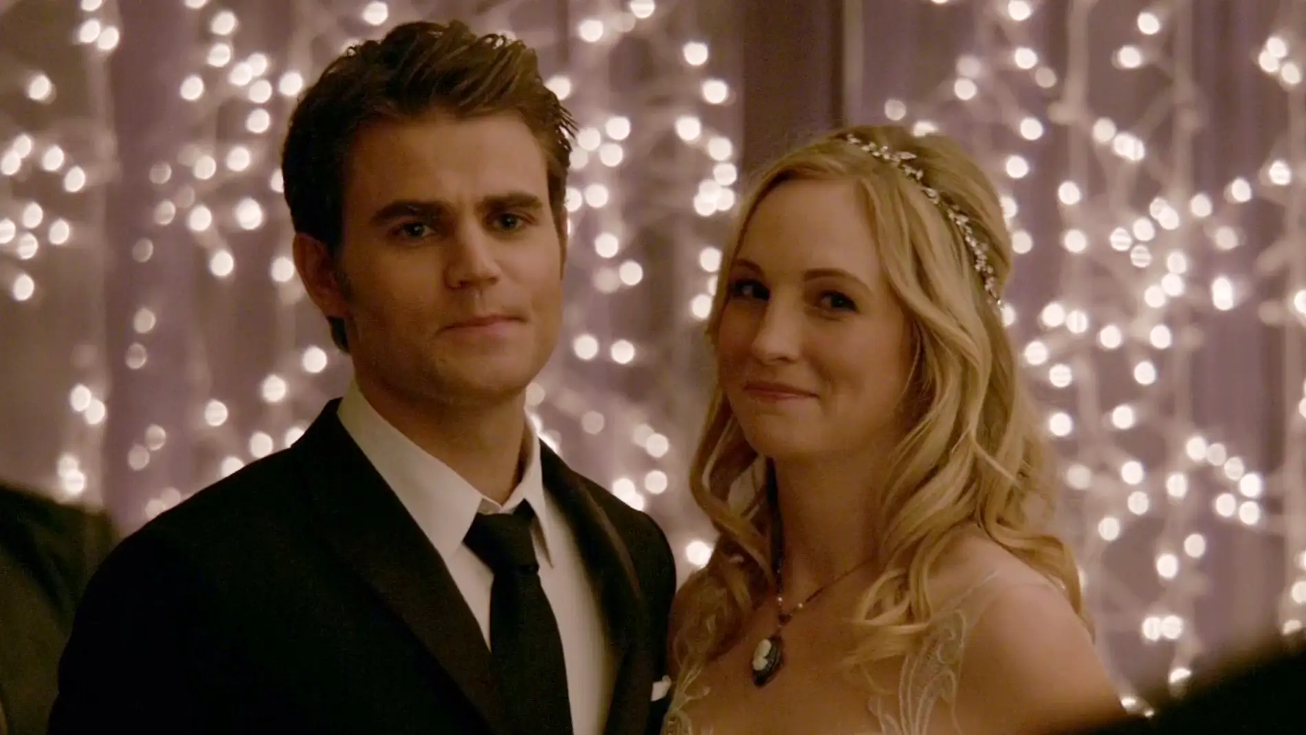 Stefan y Caroline en el último capítulo de 'The Vampire Diaries'