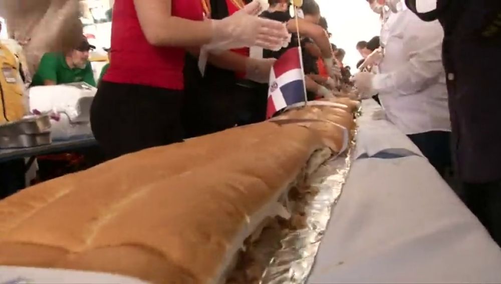Con una longitud de 70 metros de largo y aproximadamente 865 kilogramos, baten el récord de la torta más grande del mundo.
