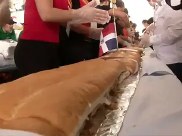 Con una longitud de 70 metros de largo y aproximadamente 865 kilogramos, baten el récord de la torta más grande del mundo. Con una longitud de 70 metros de largo y aproximadamente 865 kilogramos, baten el récord de la torta más grande del mundo.