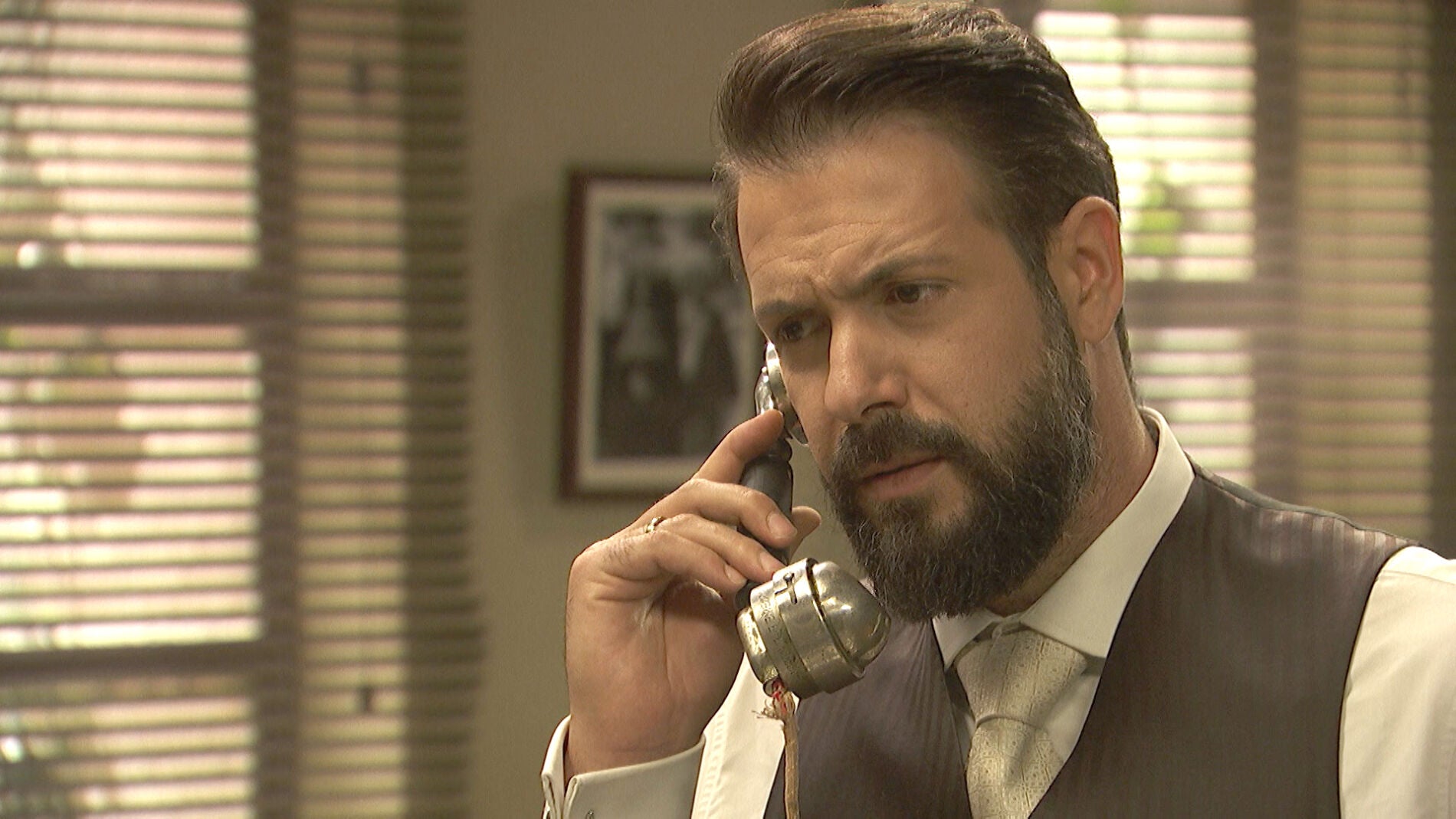 Severo recibe una llamada de alerta 