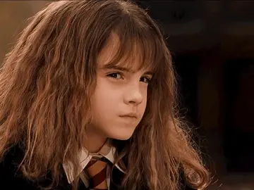 Hermione Granger mira fijamente a Katie Aiani Hermione Granger mira fijamente a Katie Aiani