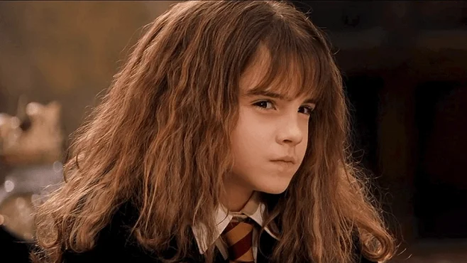Hermione Granger mira fijamente a Katie Aiani