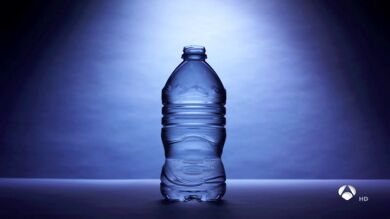 La OCU presenta una campaña para solicitar una ley nacional que obligue a bares a dar agua del grifo de manera gratuita