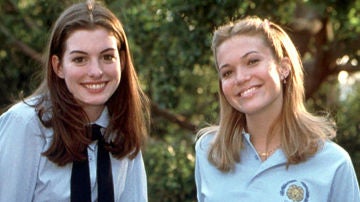 Anne Hathaway y Mandy Moore en 'Princesa por sorpresa'