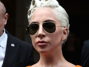 Lady Gaga marca pezón con camiseta demasiado ajustada