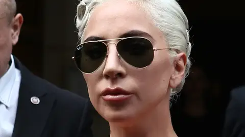 Lady Gaga marca pezón con camiseta demasiado ajustada Lady Gaga marca pezón con camiseta demasiado ajustada