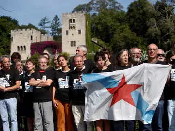 Concentración del colectivo '19 de Meirás' a los pies de la muralla del Pazo de Meirás Concentración del colectivo '19 de Meirás' a los pies de la muralla del Pazo de Meirás