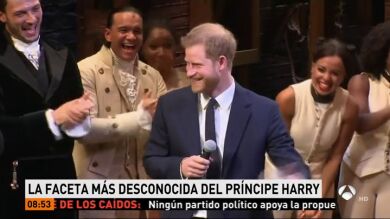 El príncipe Harry se arranca a entonar unas notas en un musical en Londres
