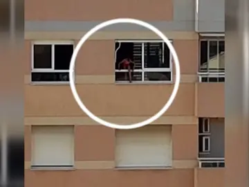 Detenido un hombre por dejar a sus hijos solos en casa para ir a la playa Detenido un hombre por dejar a sus hijos solos en casa para ir a la playa