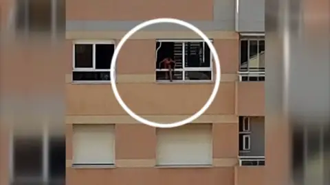 Detenido un hombre por dejar a sus hijos solos en casa para ir a la playa Detenido un hombre por dejar a sus hijos solos en casa para ir a la playa