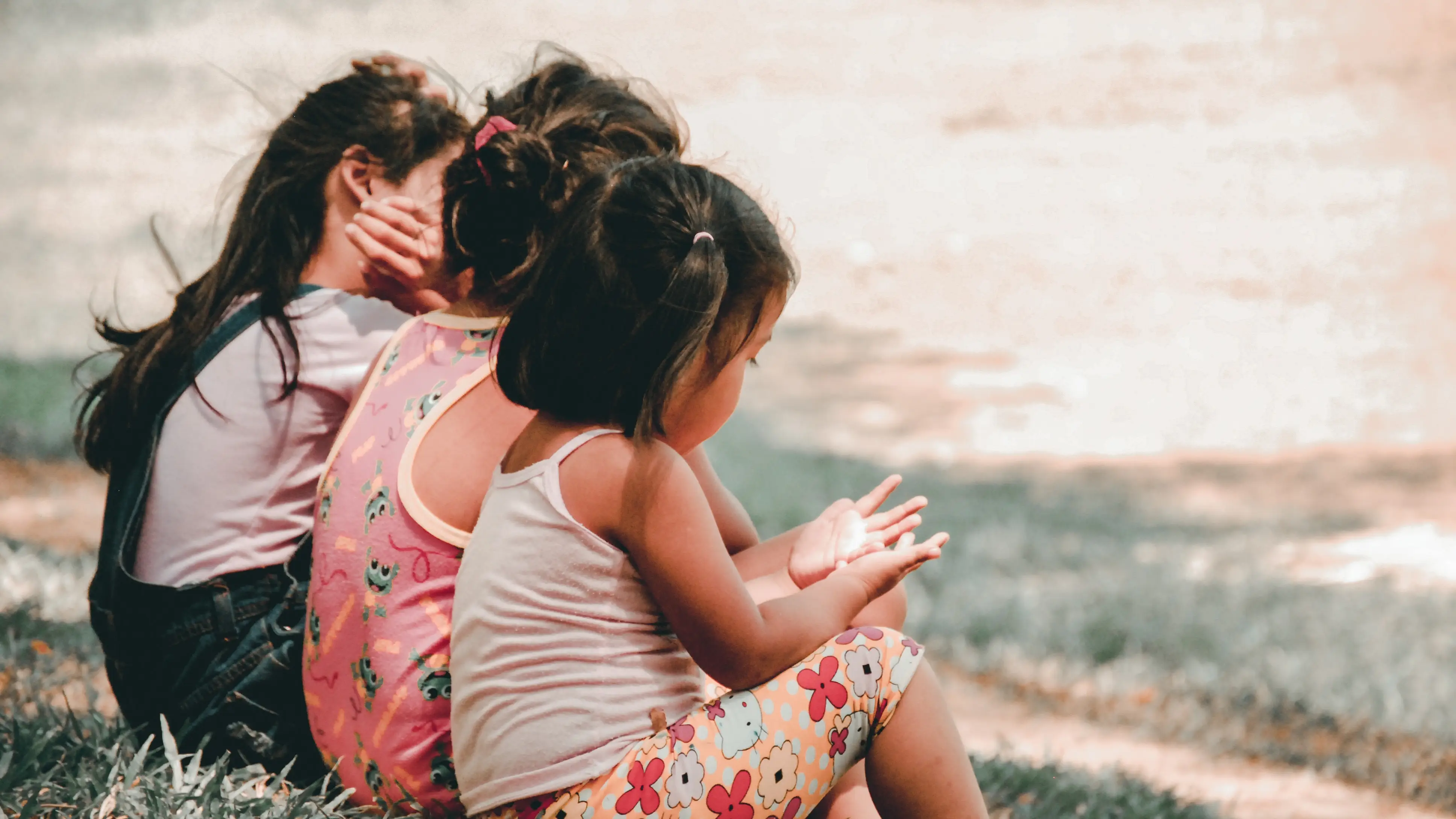 ni&ntilde;os en un parque