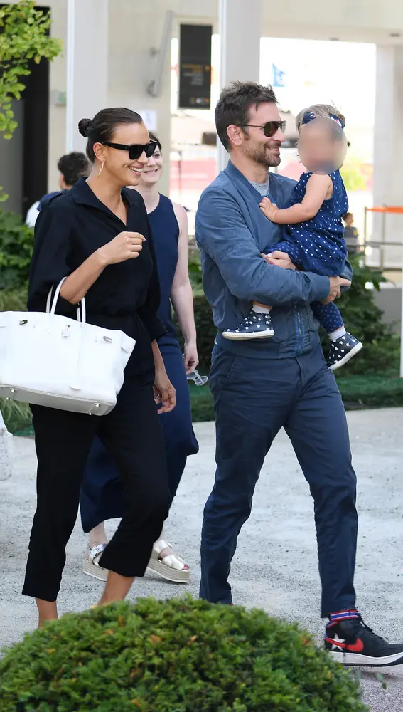 Irina Shayk y Bradley Cooper durante un paseo en Venecia con su hija Irina Shayk y Bradley Cooper durante un paseo en Venecia con su hija