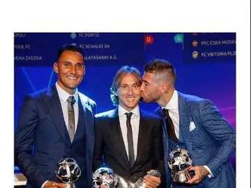 Sergio Ramos felicita a Modric por el premio a mejor jugador del año por la UEFA Sergio Ramos felicita a Modric por el premio a mejor jugador del año por la UEFA