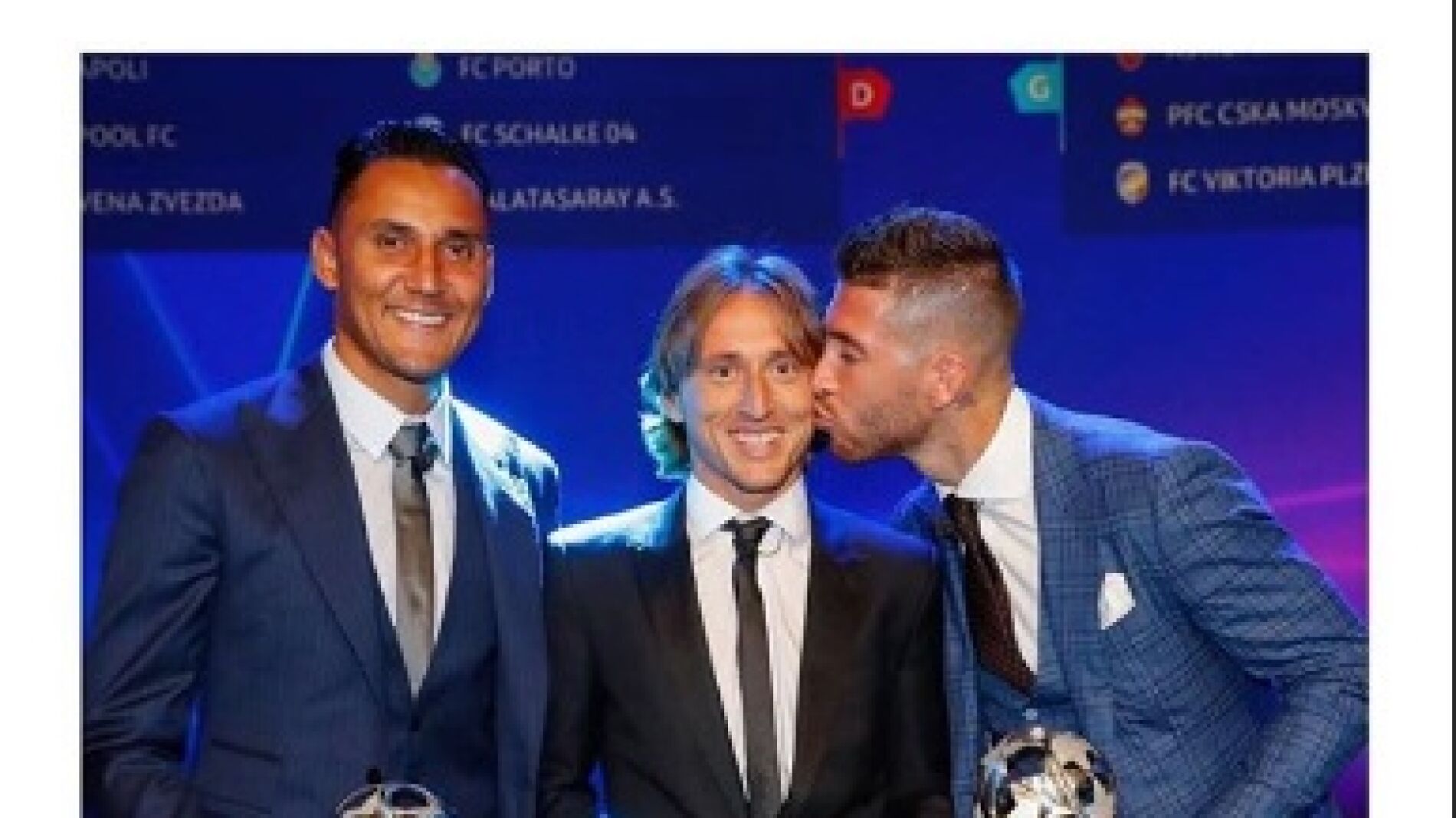 Sergio Ramos felicita a Modric por el premio a mejor jugador del a&ntilde;o por la UEFA