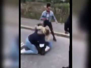 Cruel agresión a una adolescente en Bristol (Inglaterra) por sus compañeras de clase
