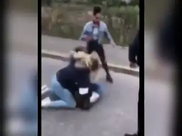 Cruel agresión a una adolescente en Bristol (Inglaterra) por sus compañeras de clase Cruel agresión a una adolescente en Bristol (Inglaterra) por sus compañeras de clase